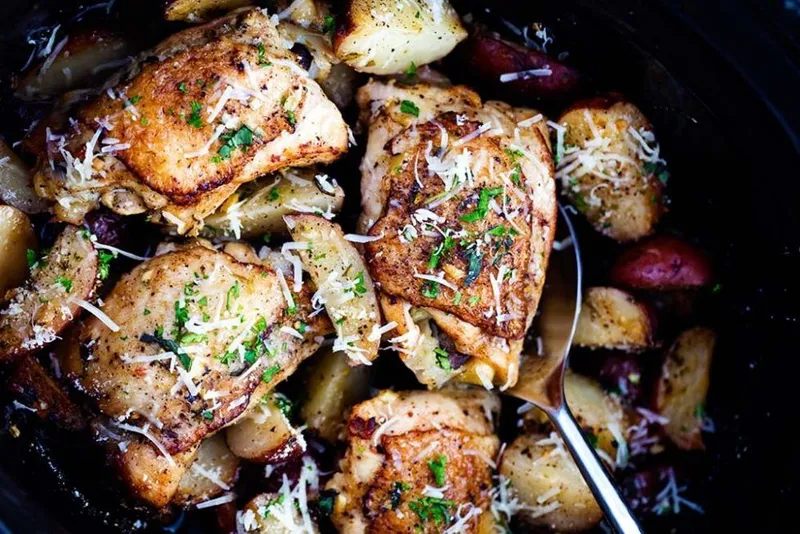 Poulet à l&rsquo;ail et parmesan (et patates) dans la mijoteuse