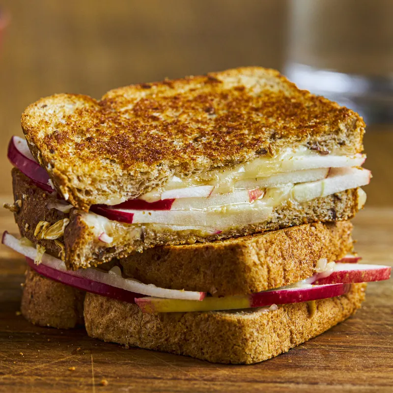 Grilled cheese aux pommes et au gouda fumé